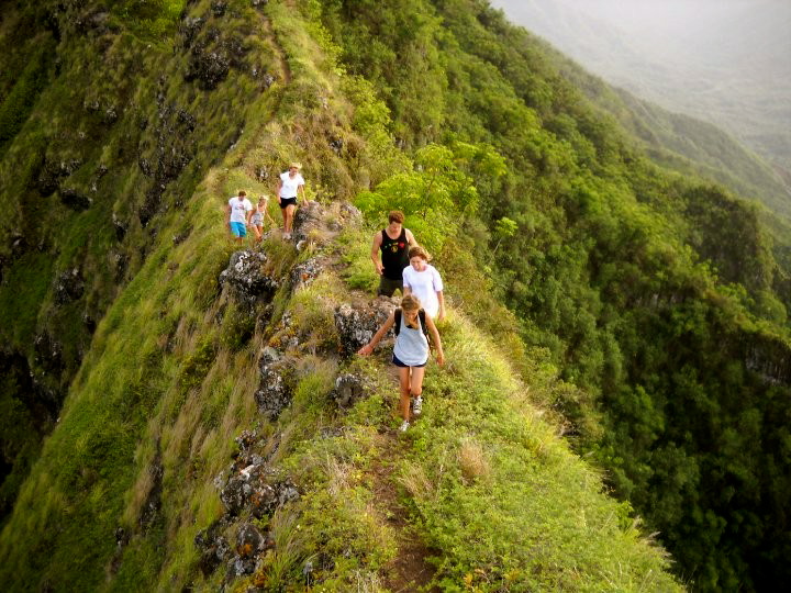 Oahu_hiking_trail_Crouching_Lion_Puu_Manamana