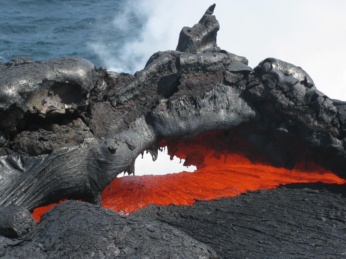 Kilauea_volcano_Kalapana_destroys_home_enters_ocean