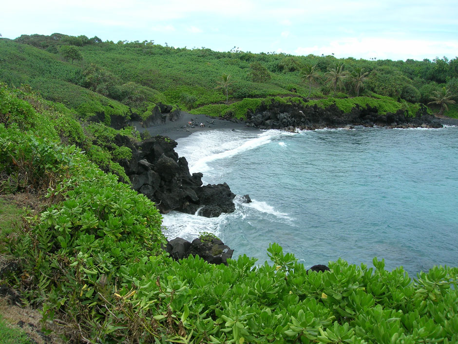 black-sand-beach-hawaii-waianapanapa
