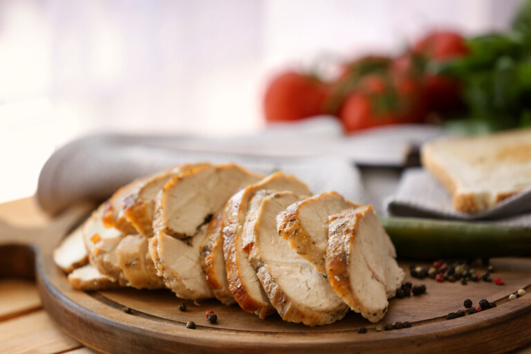 Delicious,sliced,turkey,breast,on,wooden,board
